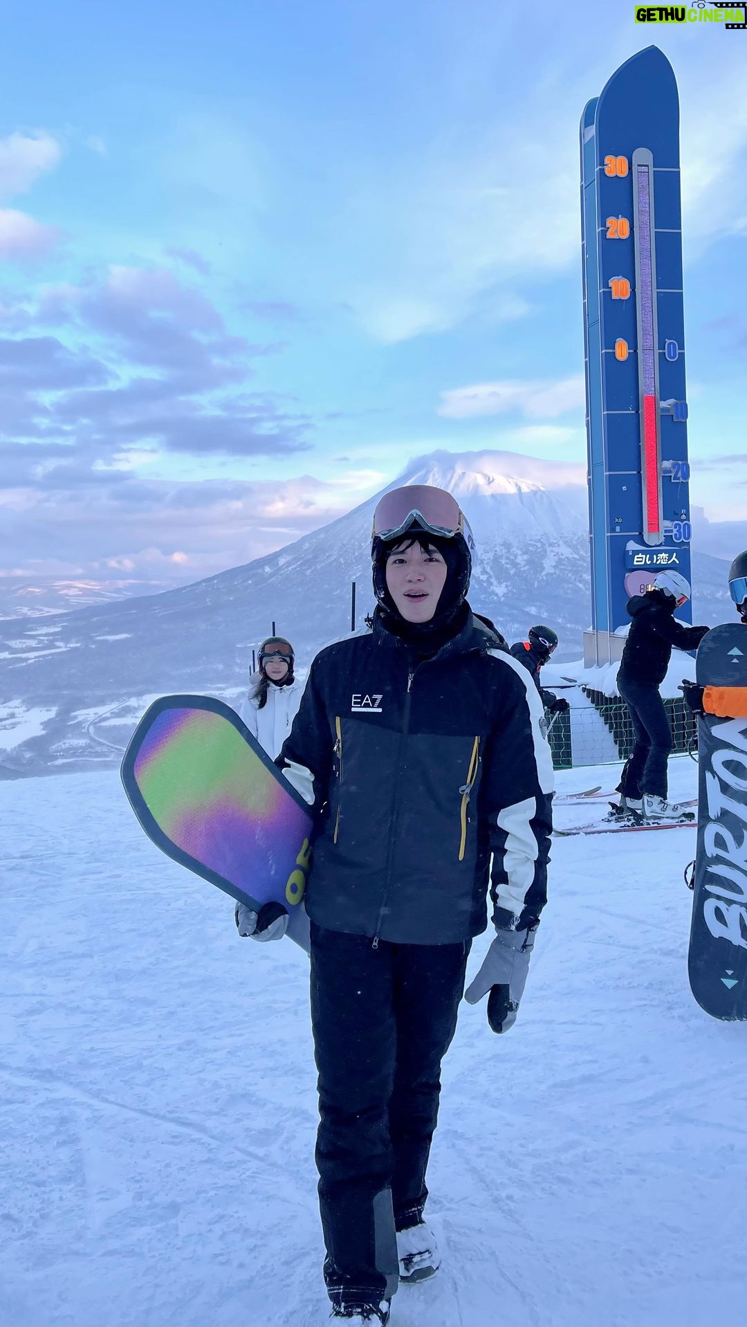 Thitipoom Techa-apaikhun Instagram - Second time snowboarding 🏂