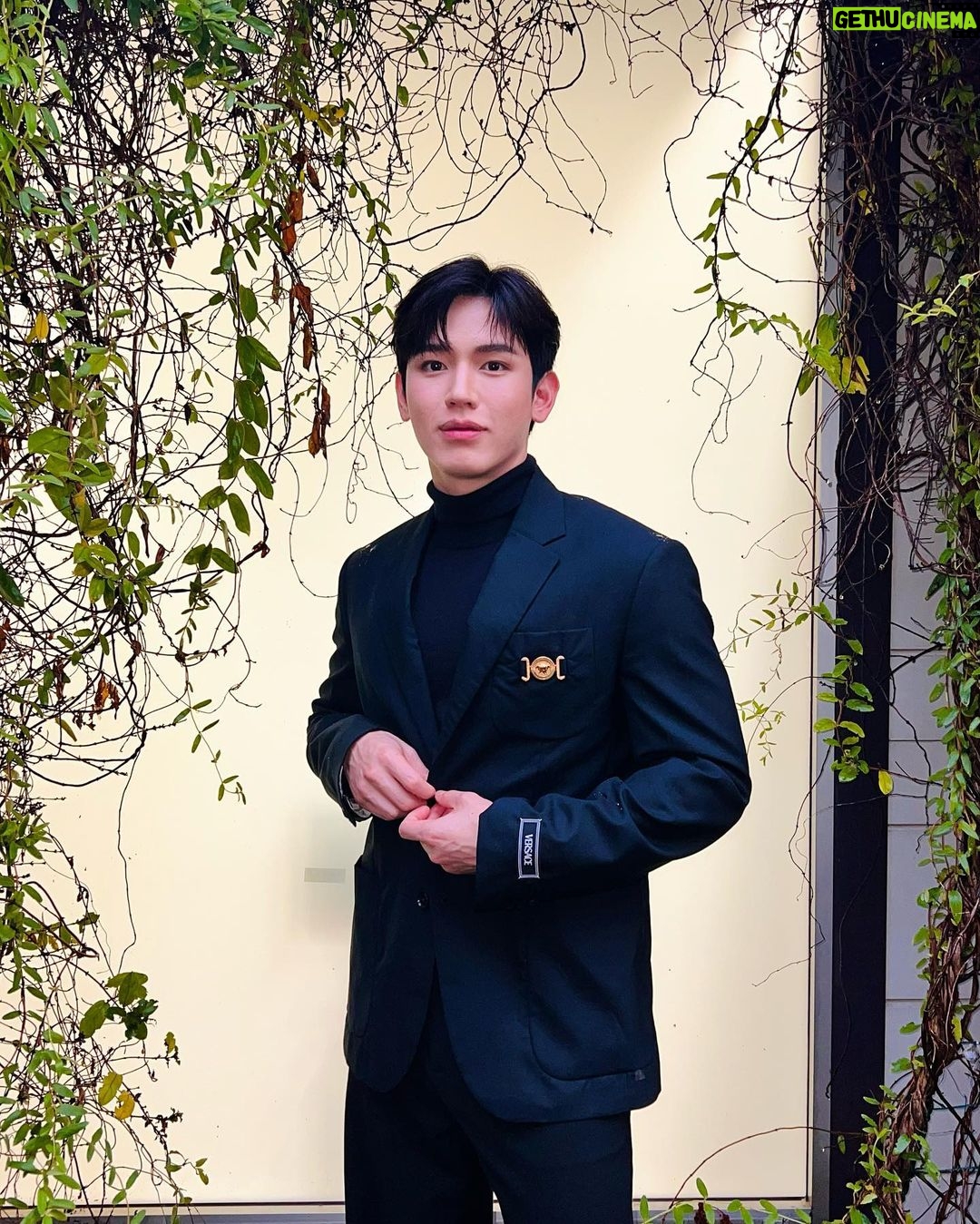 Thitipoom Techa-apaikhun Instagram - On the floor
