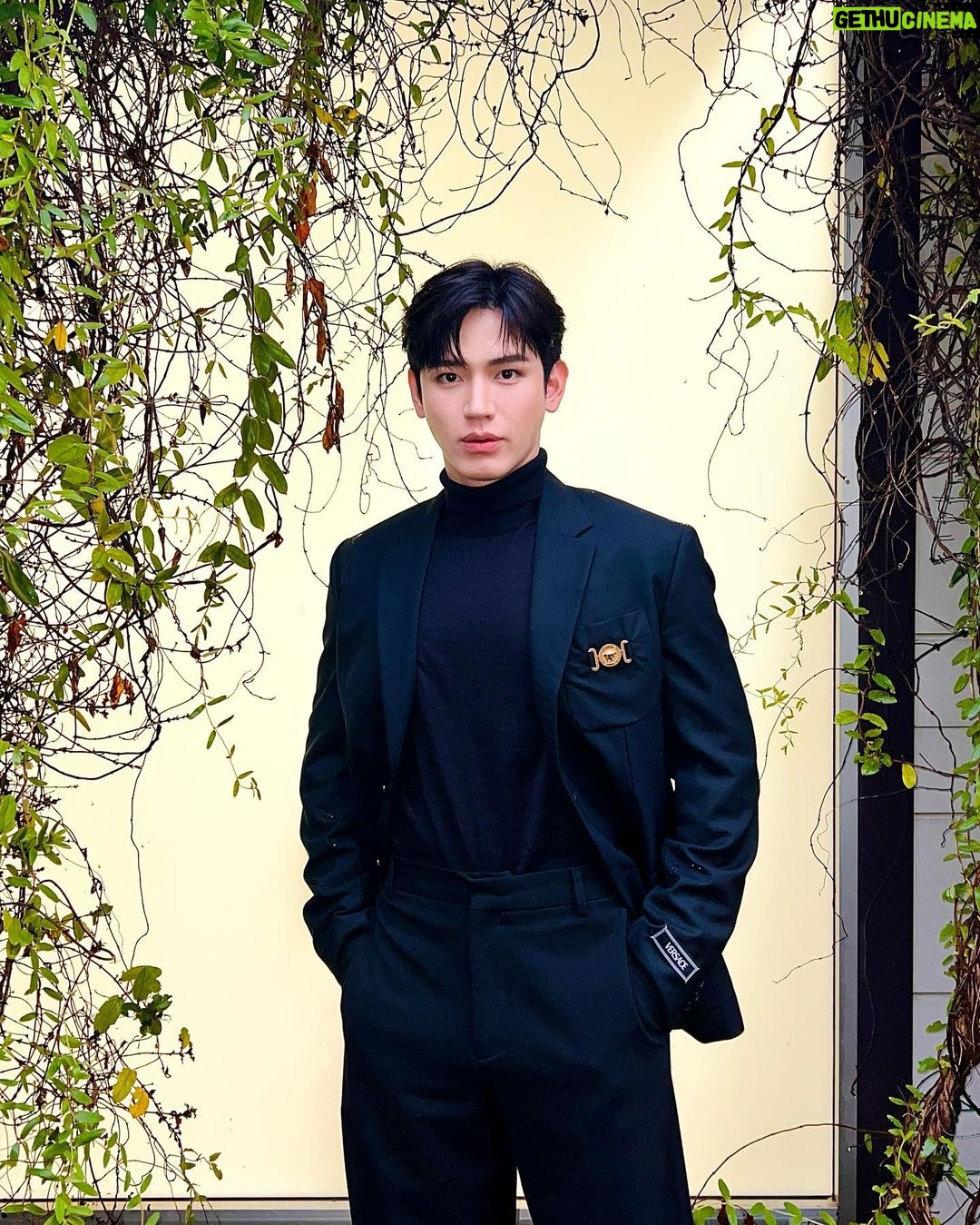 Thitipoom Techa-apaikhun Instagram - On the floor