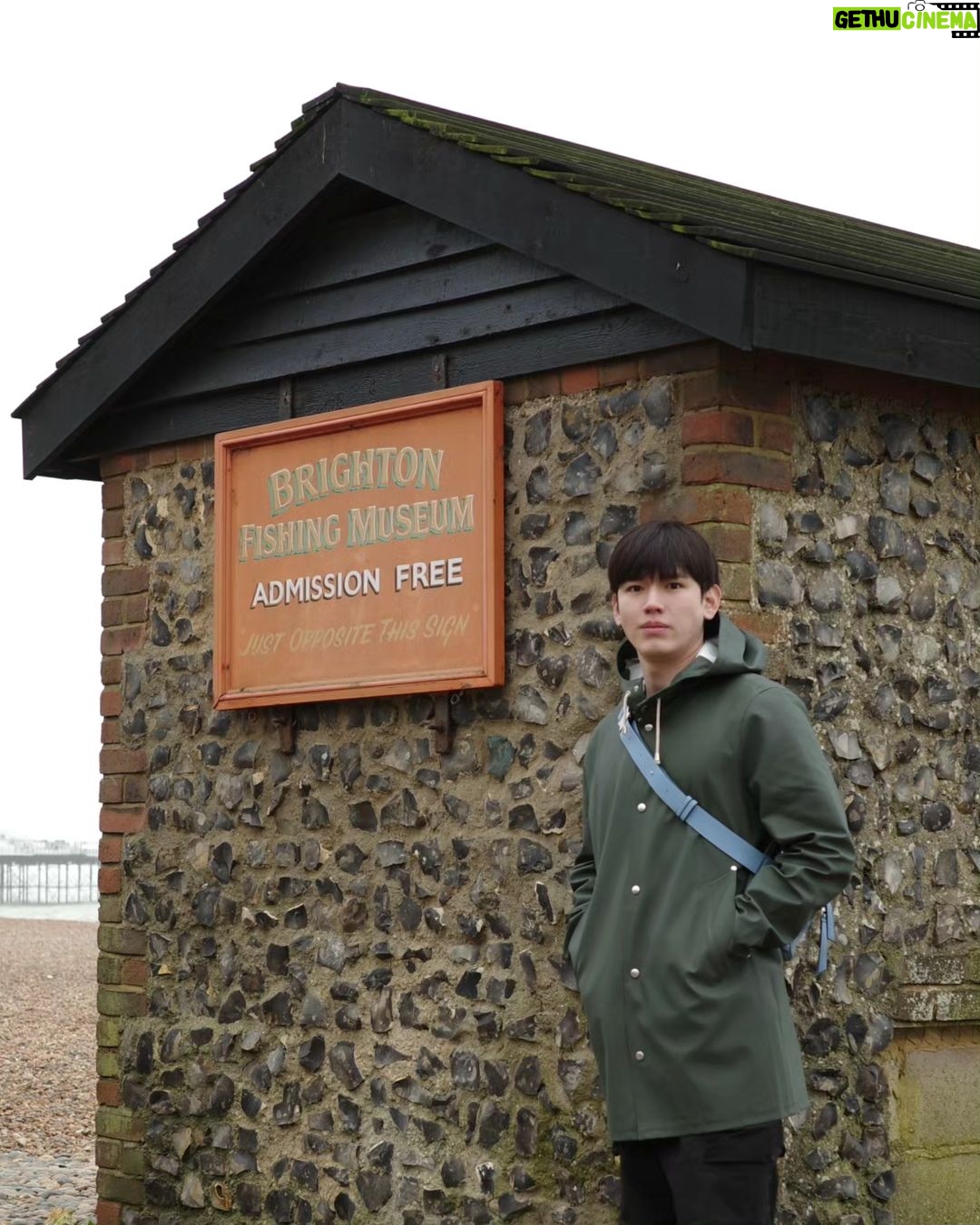 Thitipoom Techa-apaikhun Instagram - เบื่อแล้วจับมือ อยากจับปลา 🐟