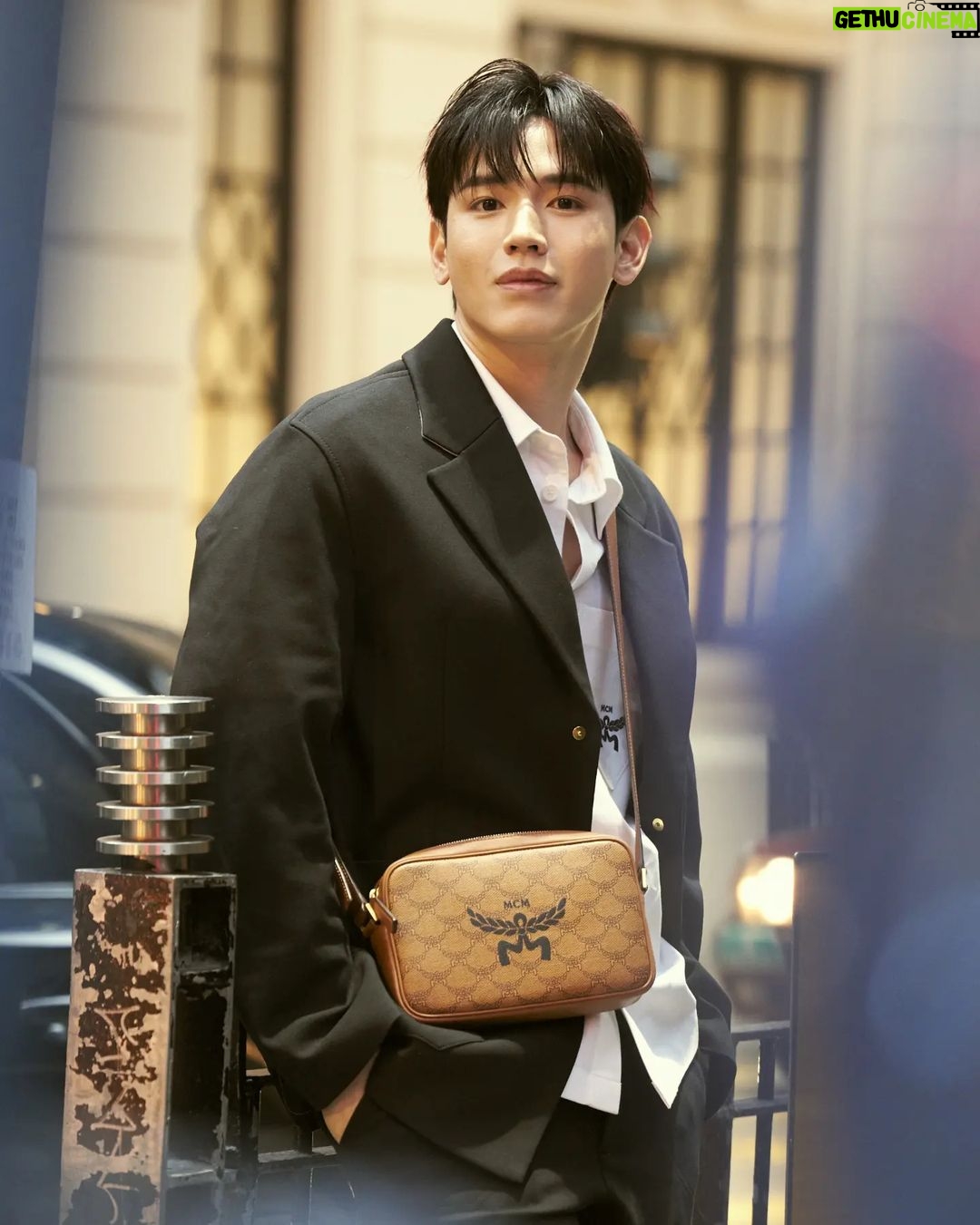 Thitipoom Techa-apaikhun Instagram - Hongkong Street ❤💛🖤 #MCMWorldwide #MCMThailand