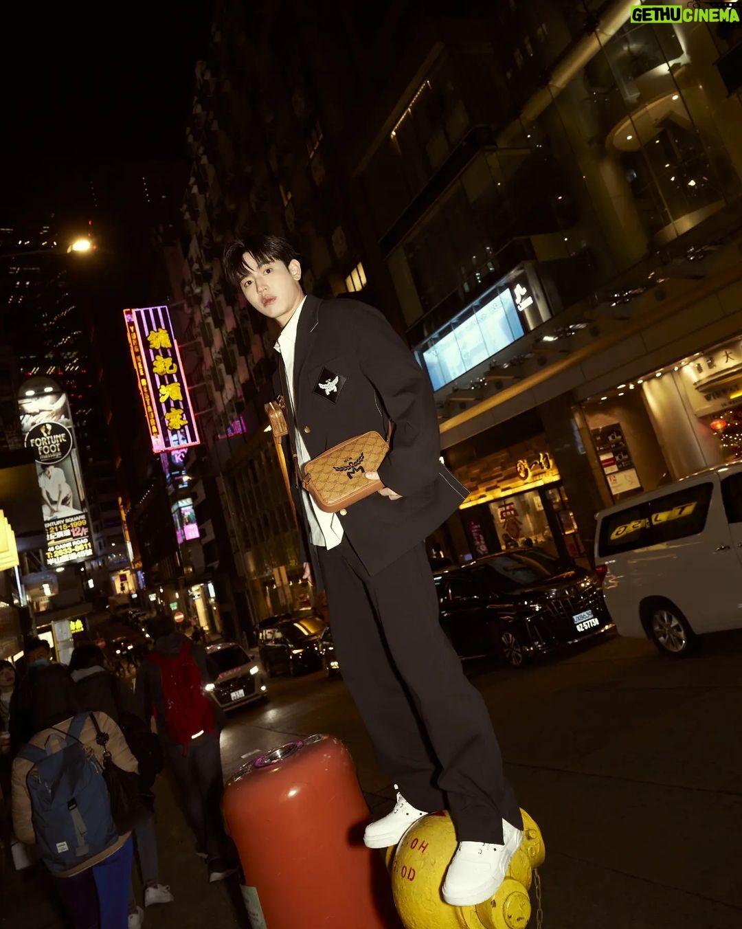 Thitipoom Techa-apaikhun Instagram - Hongkong Street ❤💛🖤 #MCMWorldwide #MCMThailand