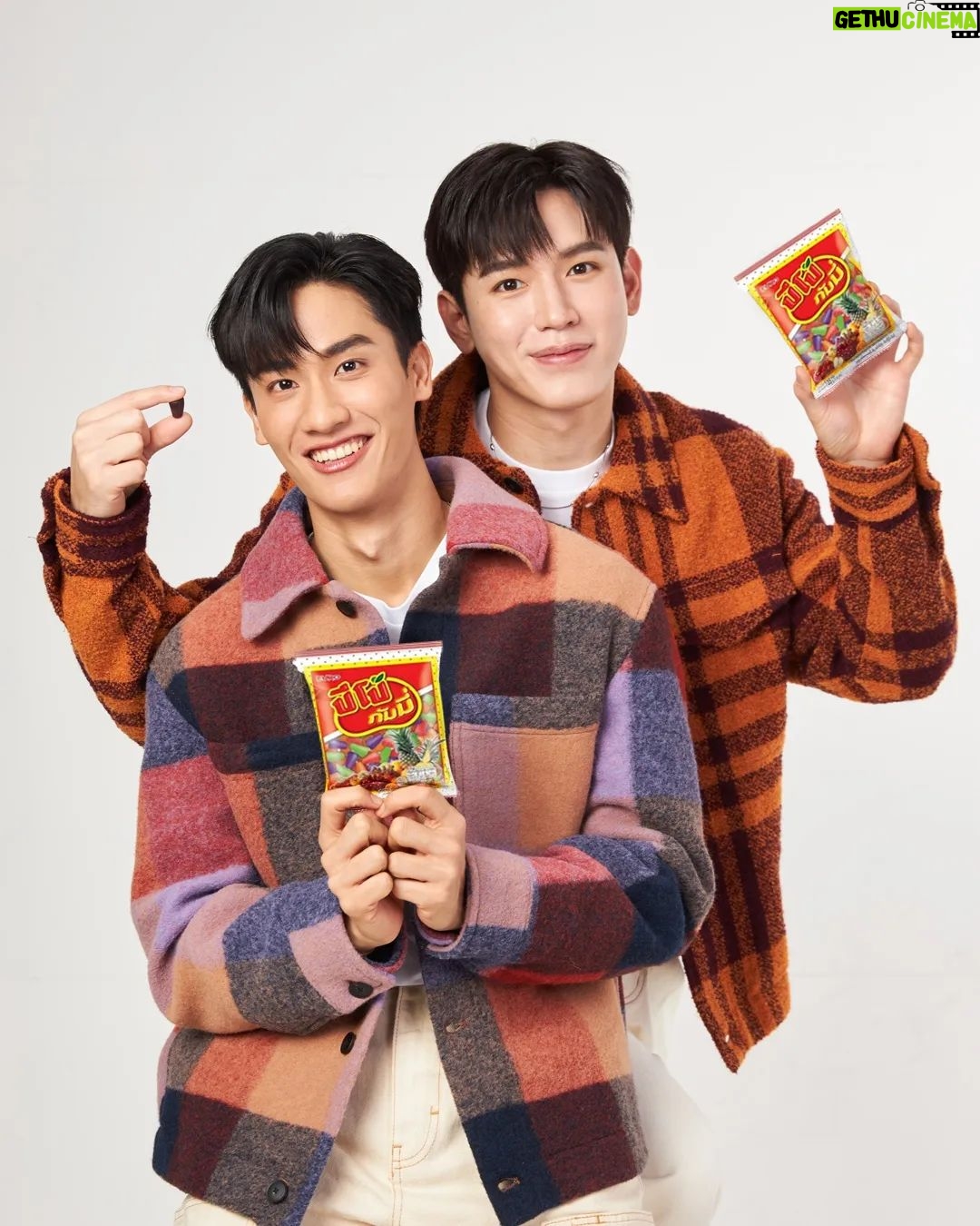 Thitipoom Techa-apaikhun Instagram - เล่น Challenge กันรึยังครับทุกคน ถ้ายัง! รีบไปเคี้ยวให้หนึบ ละไปเด้งให้สนุกกับผม และเตกันนะ 🥳 🙌 แล้วมาเป็น 20 ผู้โชคดี ไปสนุกกันให้สุดเหวี่ยง กับพวกเราทั้ง 2 คน ในวันที่ 6 เมษายน 67 กติกาการร่วมสนุก 1.ซื้อปีโป้กัมมี่ 5 ซองขึ้นไป ที่ 7-11, โลตัส, บิ๊กซี, แฟมิลี่มาร์ท, ท็อปส์, ถูกดี, เดอะมอลล์, แม็คโคร และเซ็นทรัลโฮลเซลล์ *เล่นได้ไม่จำกัดจำนวนครั้ง และต้องเก็บใบเสร็จเพื่อมายืนยันในวันงาน 2.เล่น Game Filter ผ่านทาง TikTok โดยสแกน QR Code ตามภาพ พร้อม Create ท่าเคี้ยวปีโป้กัมมี่ ให้อร่อย และสนุกในแบบของคุณ โดยขณะเล่นเกมส์ต้องถือซองปีโป้กัมมี่ไว้ในมือ ตลอดการเล่น Game Filter *คะแนนใน Filter ไม่มีผลต่อการพิจารณาตัดสิน 3.เซฟคลิป และโพสต์ลงบน TikTok หรือ X(twitter) ของตัวเอง โดยตั้งค่าเป็นสาธารณะ พร้อมเขียนแคปชั่น “ขอ 3 คำให้กับปีโป้กัมมี่” และติด #ปีโป้กัมมี่เคี้ยวหนึบChallengexTayNew #ปีโป้กัมมี่ ⏰ ระยะเวลาการซื้อสินค้า วันนี้ - 17 มี.ค. 2567 📍 ร่วมสนุกได้ตั้งแต่ วันนี้ - 17 มี.ค. 2567 เวลา 23.59 น. 📣 ประกาศผลผู้โชคดี 22 มี.ค. 2567 งานนี้เอเนอร์จี้ต้องพร้อม ยอมแพ้ไม่ได้แล้ว ไปสนุกด้วยกันนะครับ❤️