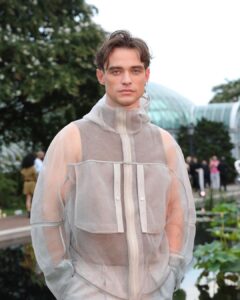 Thomas Doherty Instagram - celebrating the version of J’Adore L’Or as seen by Jean-Michel Othoniel. 🤍 @DiorBeauty @Dior #JadoreDior #FlowersAreGold