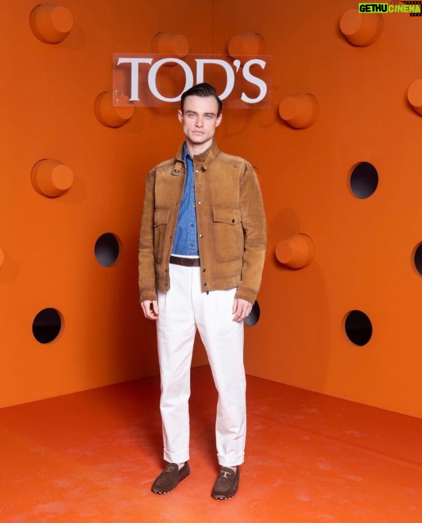 Thomas Doherty Instagram - A beautiful evening surrounded by incredible artists. @tods #Tods #TodsHeritage
