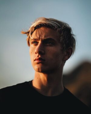 Thomas Kuc Instagram - distant
