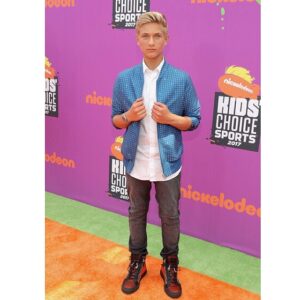 Thomas Kuc Instagram - Had the best time at #kidschoicesports 🙌🏻
•••
Thank you @arturodchavez for the awesome outfit! 👔: @alexandermcqueen 👕: @topman 👟: @giuseppezanottidesign ⌚️: @henrywatches