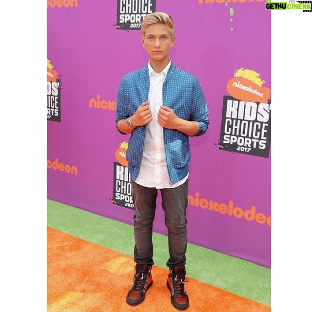 Thomas Kuc Instagram - Had the best time at #kidschoicesports 🙌🏻 ••• Thank you @arturodchavez for the awesome outfit! 👔: @alexandermcqueen 👕: @topman 👟: @giuseppezanottidesign ⌚️: @henrywatches