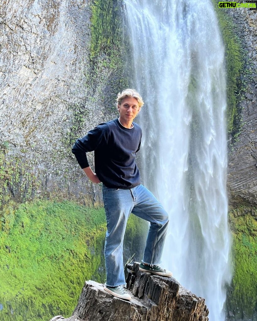 Thomas Kuc Instagram - waterfall road trip 🚿 Oregon