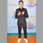 Thomas Kuc Instagram - Kids Choice Awards 2017🚀💥 - Special thanks to the fabulous @alfiebakerstyle for making me look sharp!👌🏻👔 👔 @asos 👟 @adidas ⌚️ @henrywatches Nickelodeon's Kids Choice Awards 2017