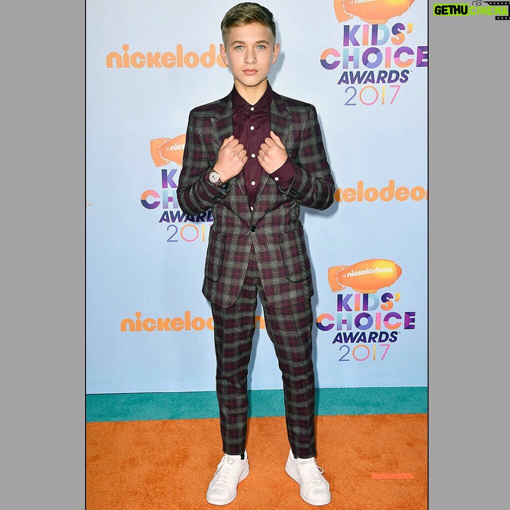 Thomas Kuc Instagram - Kids Choice Awards 2017🚀💥 - Special thanks to the fabulous @alfiebakerstyle for making me look sharp!👌🏻👔 👔 @asos 👟 @adidas ⌚️ @henrywatches Nickelodeon's Kids Choice Awards 2017