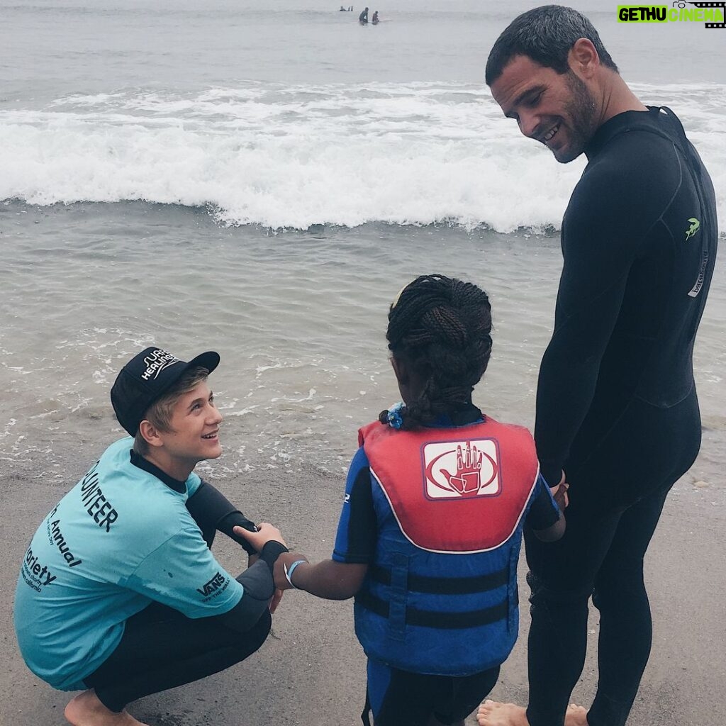 Thomas Kuc Instagram - Thank you for the great day today @surfershealing 🙌🏻I love helping and being a part of this amazing organization!💙🌊🤙🏼 #surfershealing #autism #autismawareness #oneperfectday Surfrider Beach