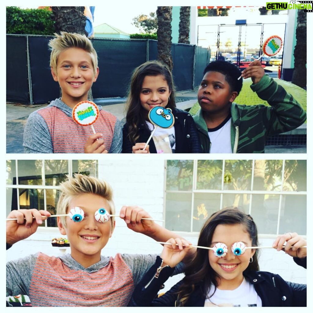 Thomas Kuc Instagram - Getting in the Halloween spirit at @nickanimationstudio! 🎃👾 #GameShakers #HarveyBeaks Nickelodeon Animation