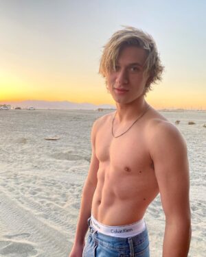 Thomas Kuc Instagram - 🌄
-
Btw, go use code “LIVEVASK2021” for 15% off your Vask order. Link in bio!