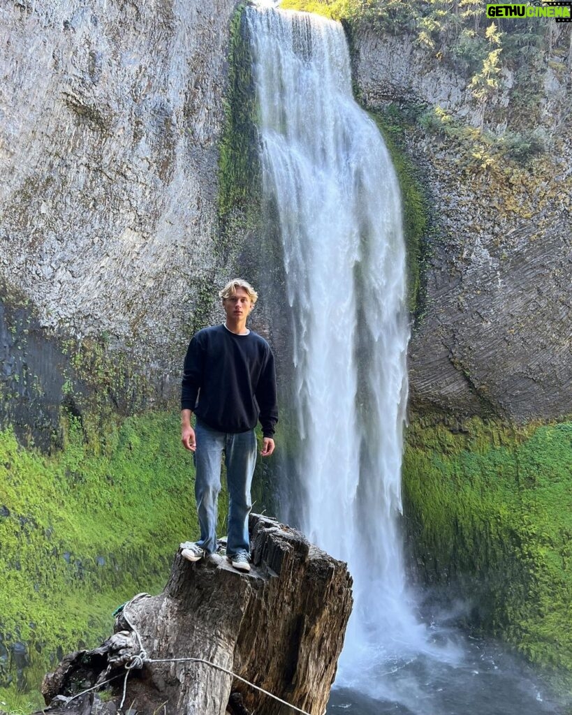 Thomas Kuc Instagram - waterfall road trip 🚿 Oregon