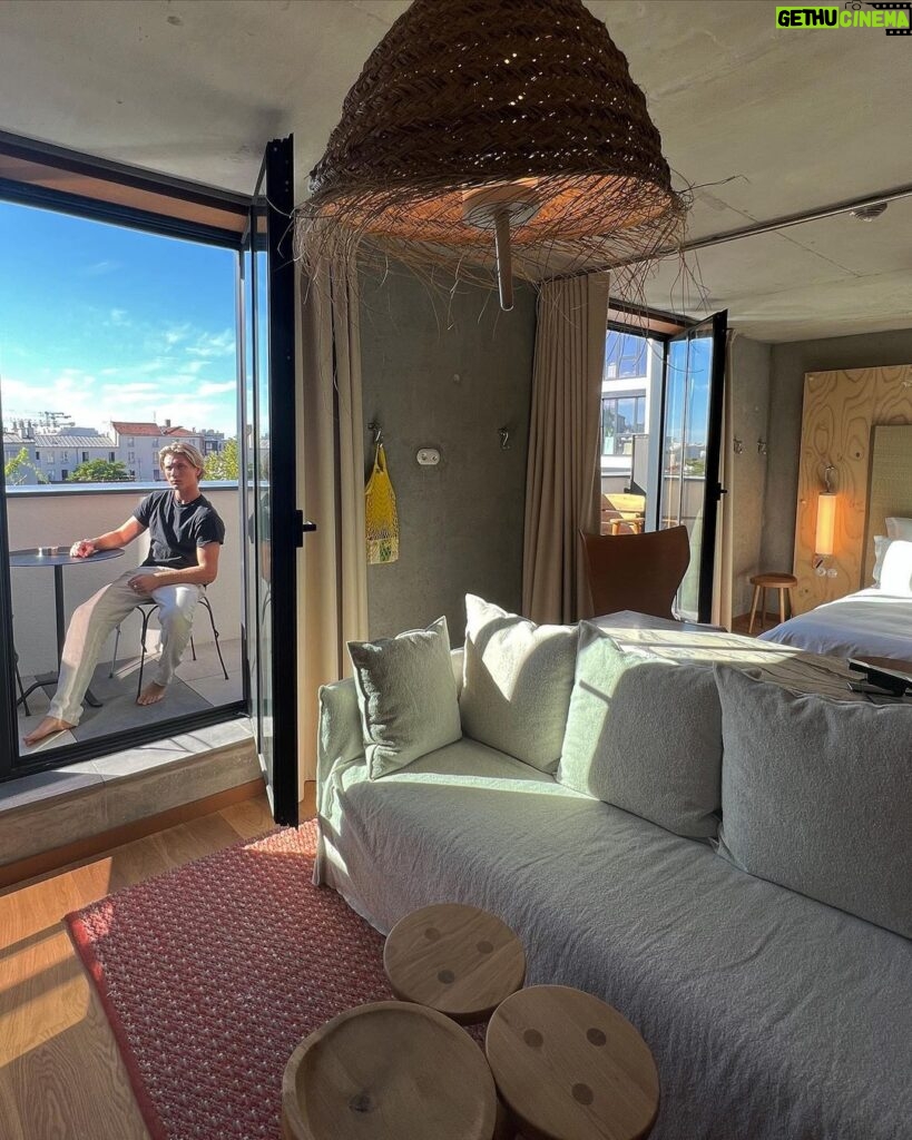 Thomas Kuc Instagram - au revoir paris 🗼 Effile Tower Paris