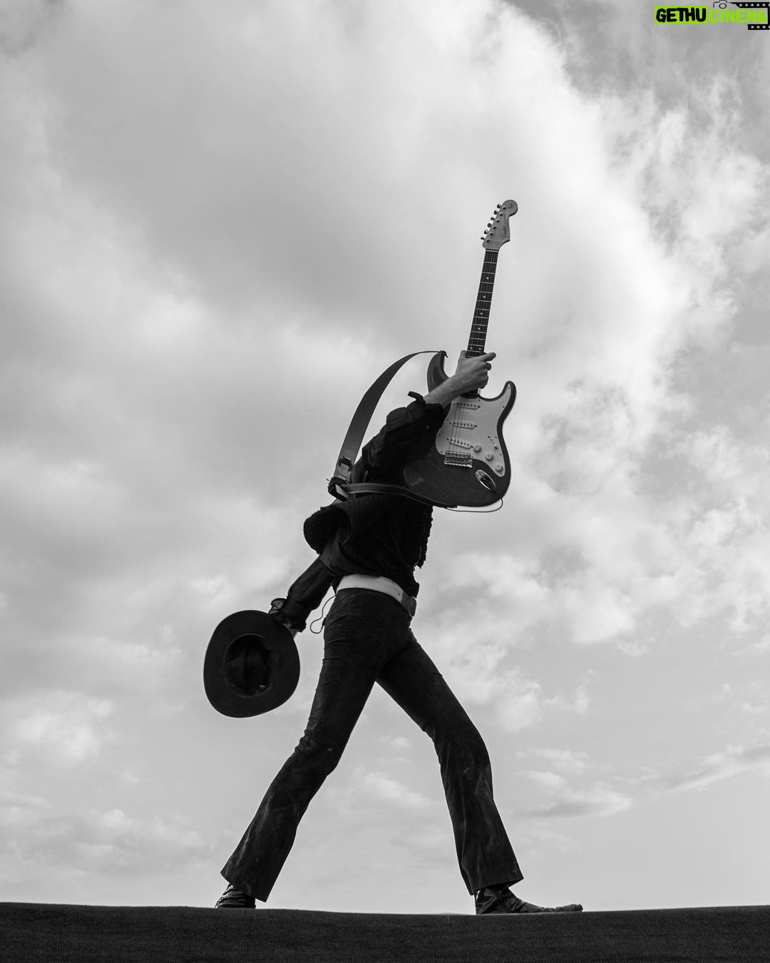 Thomas Raggi Instagram - I’ve learned everything I know in here: https://www.wikihow.com/Crowd-Surf