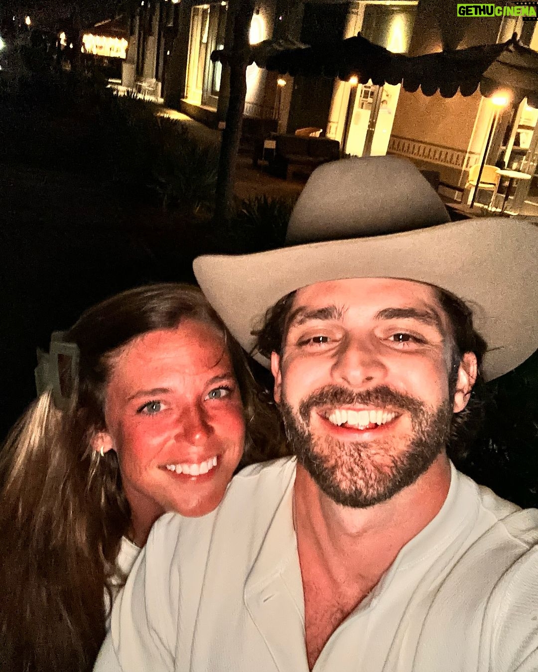 Thomas Rhett - 183.4K Likes - Lauren: why are you wearing a cowboy hat at the beach?
Me: cause I never wear one, I’ll fly right under the radar
Lauren: you are literally the only person down here wearing one
*5 seconds later*
Random stranger from the sidewalk: hey is that thomas rhett wearing a cowboy hat
💀
As always, @laur_akins was right. Love you honey.