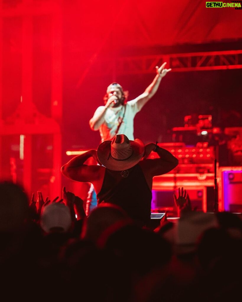 Thomas Rhett Instagram - Miami! That was awesome! Thank y’all for singing and dancin with us 🤘 @natesmith and @laineywilson y’all are the best. Love y’all! 📸: @graysongregory @countrybaymusicfestival #CBMF Miami, Florida