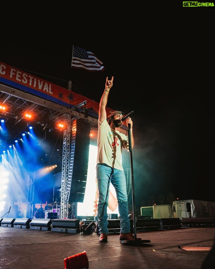 Thomas Rhett Instagram - Miami! That was awesome! Thank y’all for singing and dancin with us 🤘 @natesmith and @laineywilson y’all are the best. Love y’all! 📸: @graysongregory @countrybaymusicfestival #CBMF Miami, Florida