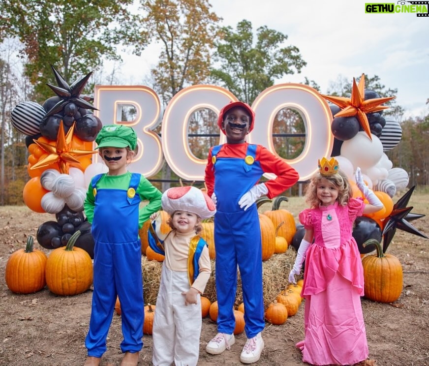 Thomas Rhett - 199.7K Likes - Yes, Lauren is Donkey Kong 😂