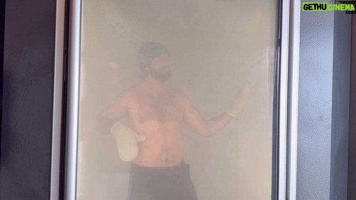 Thomas Rhett Instagram - Got a little cryo therapy in today at @aretewellness… am I doing this right? Arete Wellness