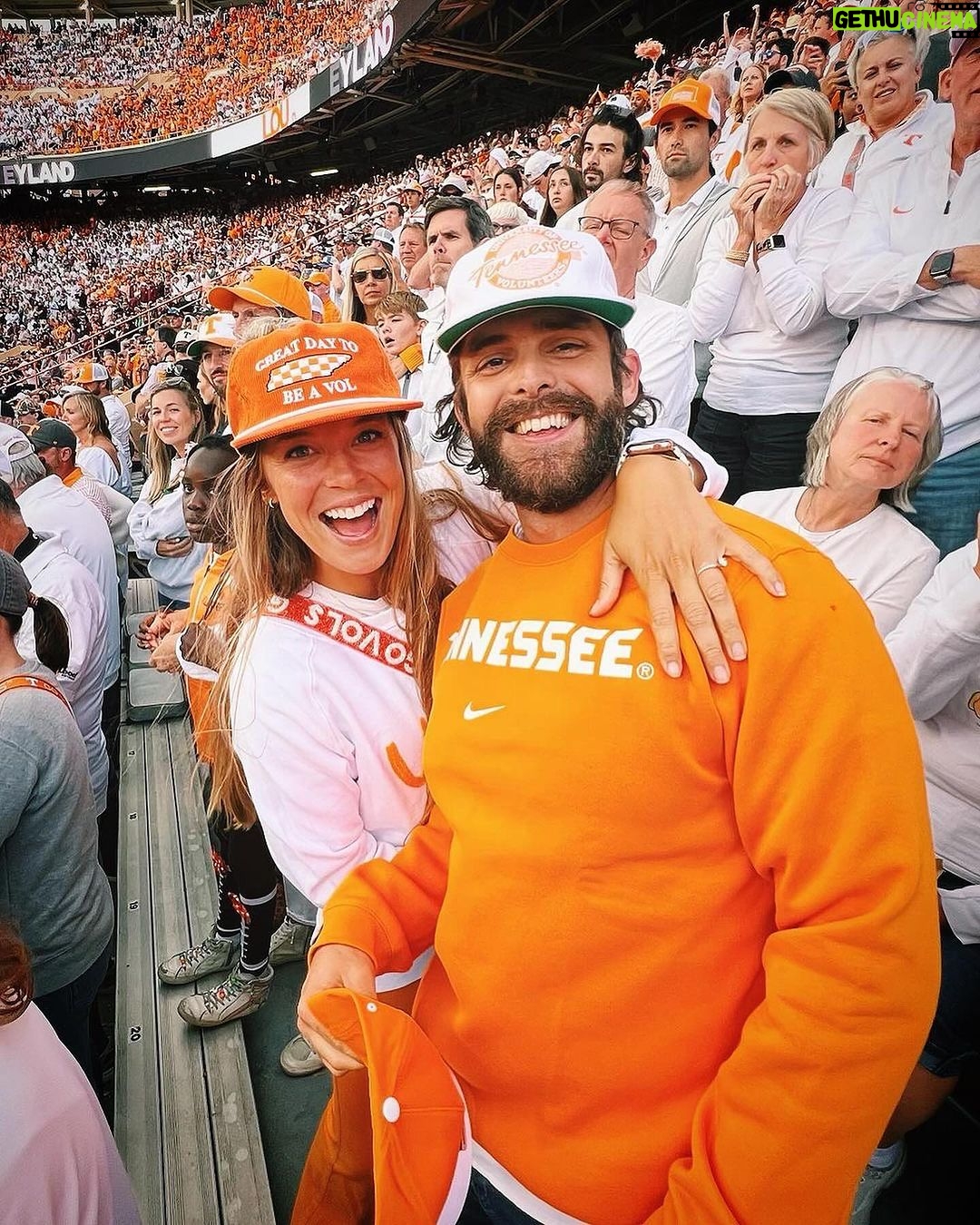 Thomas Rhett - 202.4K Likes - Fall break ☑️
