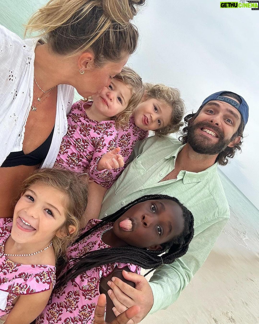 Thomas Rhett - 202.4K Likes - Fall break ☑️