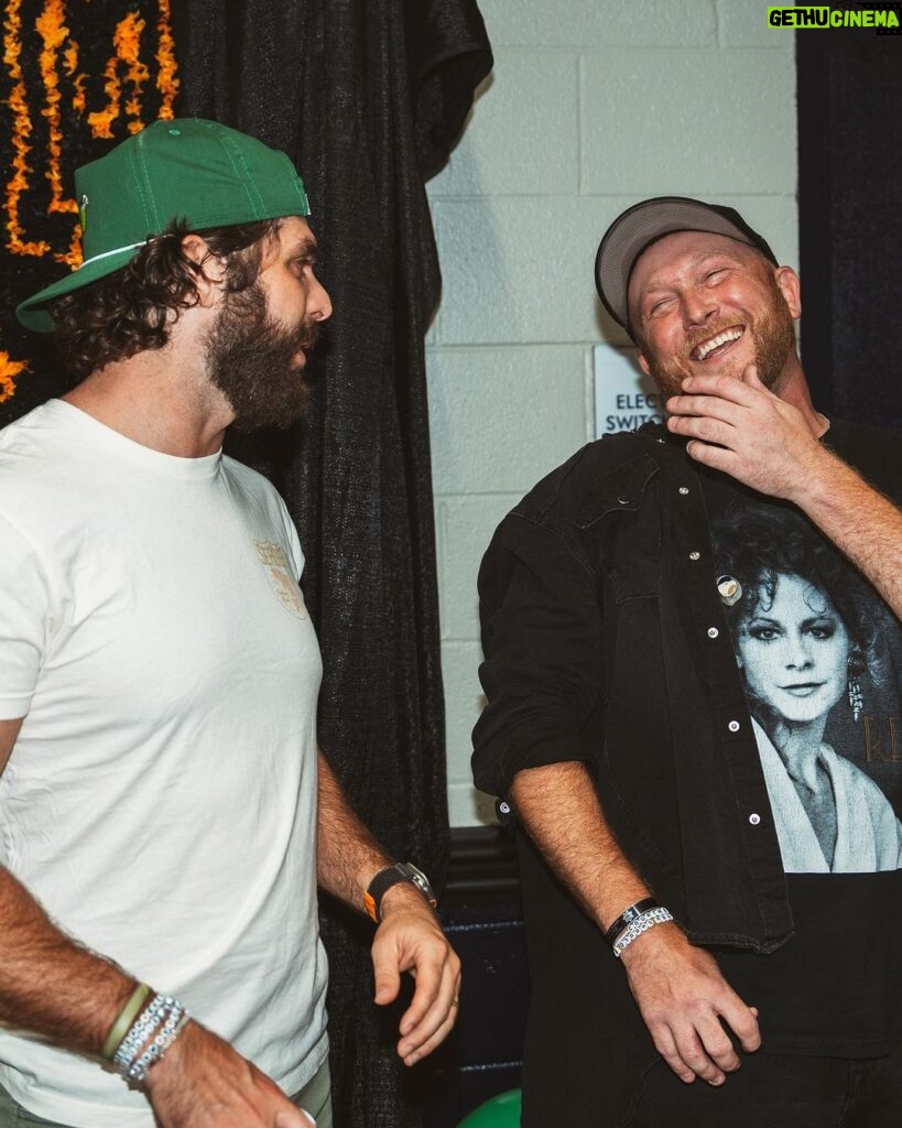 Thomas Rhett Instagram - A serious backstage environment is critical for putting on a good show 🐴 Thanks for an awesome night, OKC!! Wichita, we’ll see you in a few hours 🤘 📸: @graysongregory #HomeTeamTour23 Oklahoma City, Oklahoma