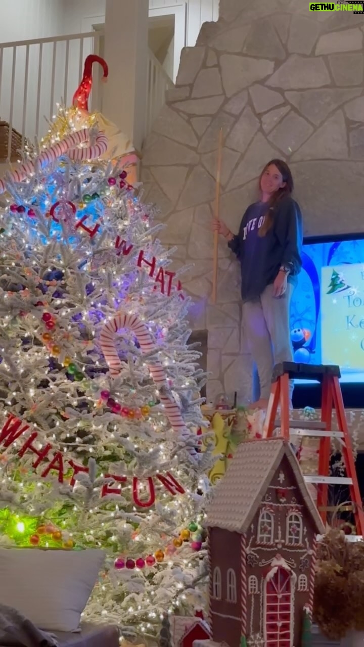 Thomas Rhett - 141.2K Likes - my favorite video every single year 🎄 @laur_akins