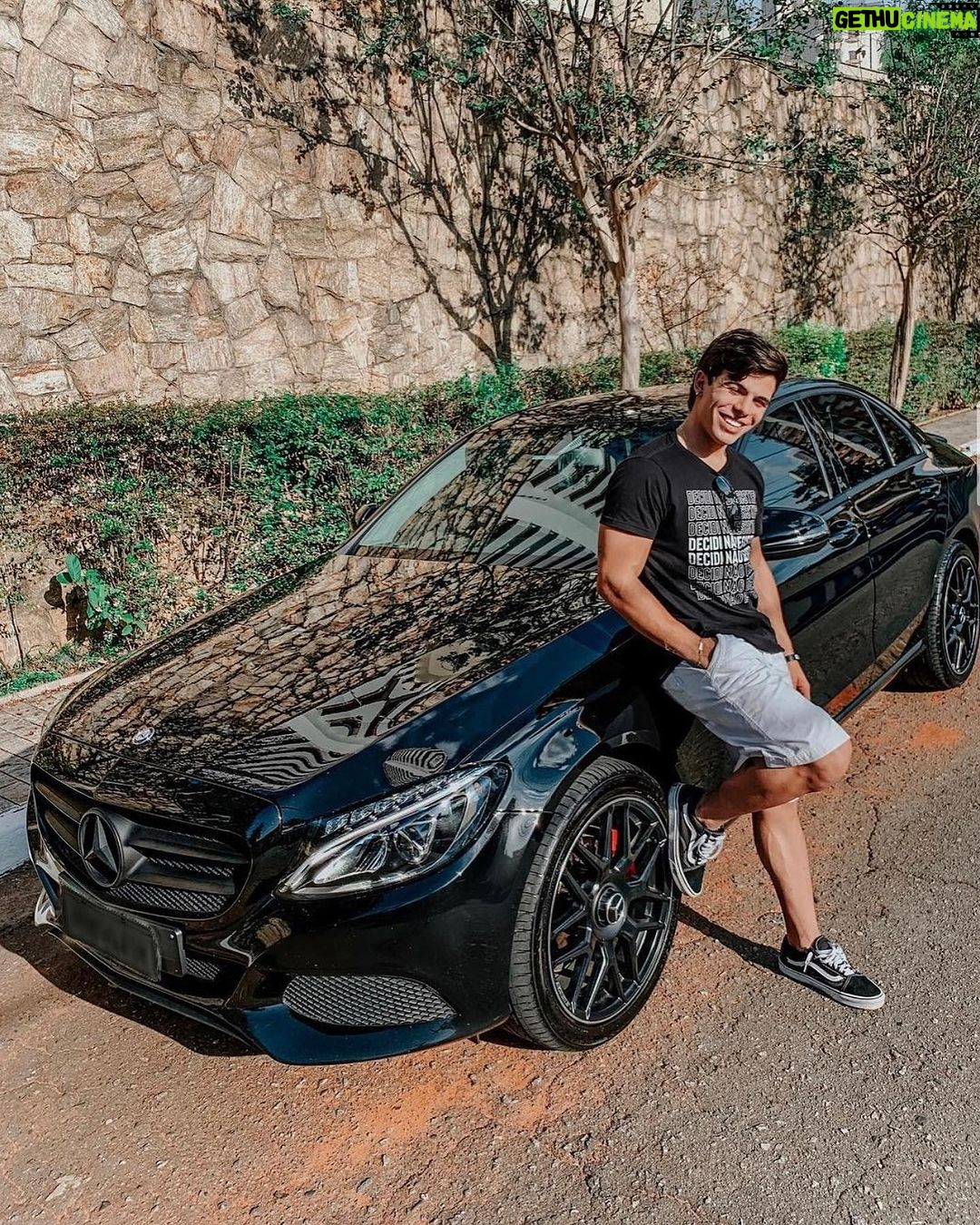 Thomaz Costa Instagram - Throwback Thursday (TBT) dos carros que eu já tive… curti MUITO cada um deles… todo homem apaixonado por carro vem de uma infância de hotweels e joguinhos de corrida… a paixão nunca mudou 💙 lembra de algum desses? O golf me marcou muito 🤩