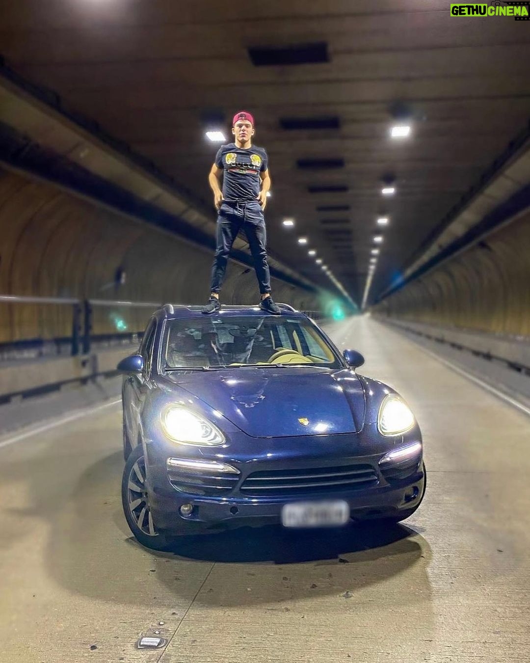 Thomaz Costa Instagram - Throwback Thursday (TBT) dos carros que eu já tive… curti MUITO cada um deles… todo homem apaixonado por carro vem de uma infância de hotweels e joguinhos de corrida… a paixão nunca mudou 💙 lembra de algum desses? O golf me marcou muito 🤩