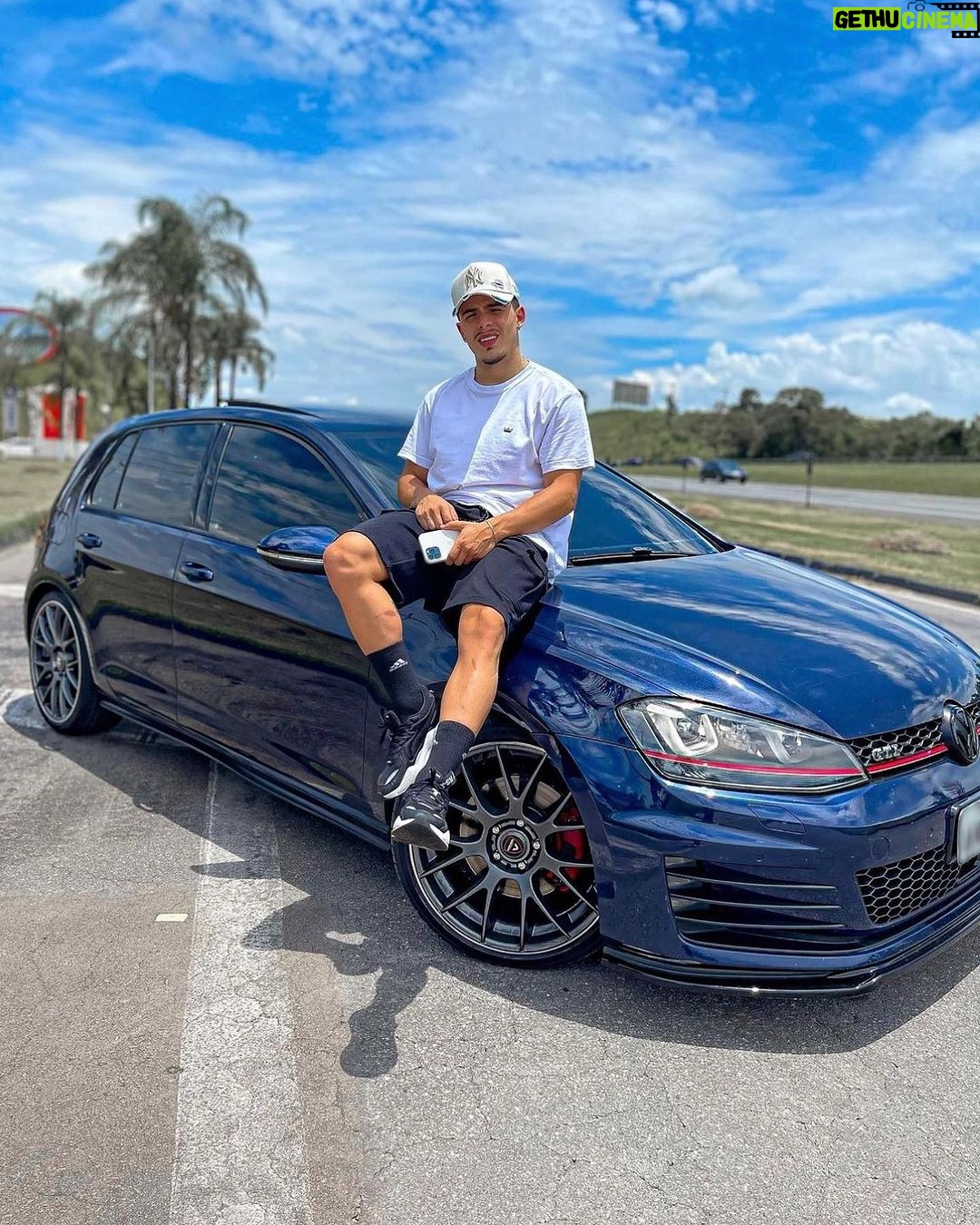 Thomaz Costa Instagram - Throwback Thursday (TBT) dos carros que eu já tive… curti MUITO cada um deles… todo homem apaixonado por carro vem de uma infância de hotweels e joguinhos de corrida… a paixão nunca mudou 💙 lembra de algum desses? O golf me marcou muito 🤩