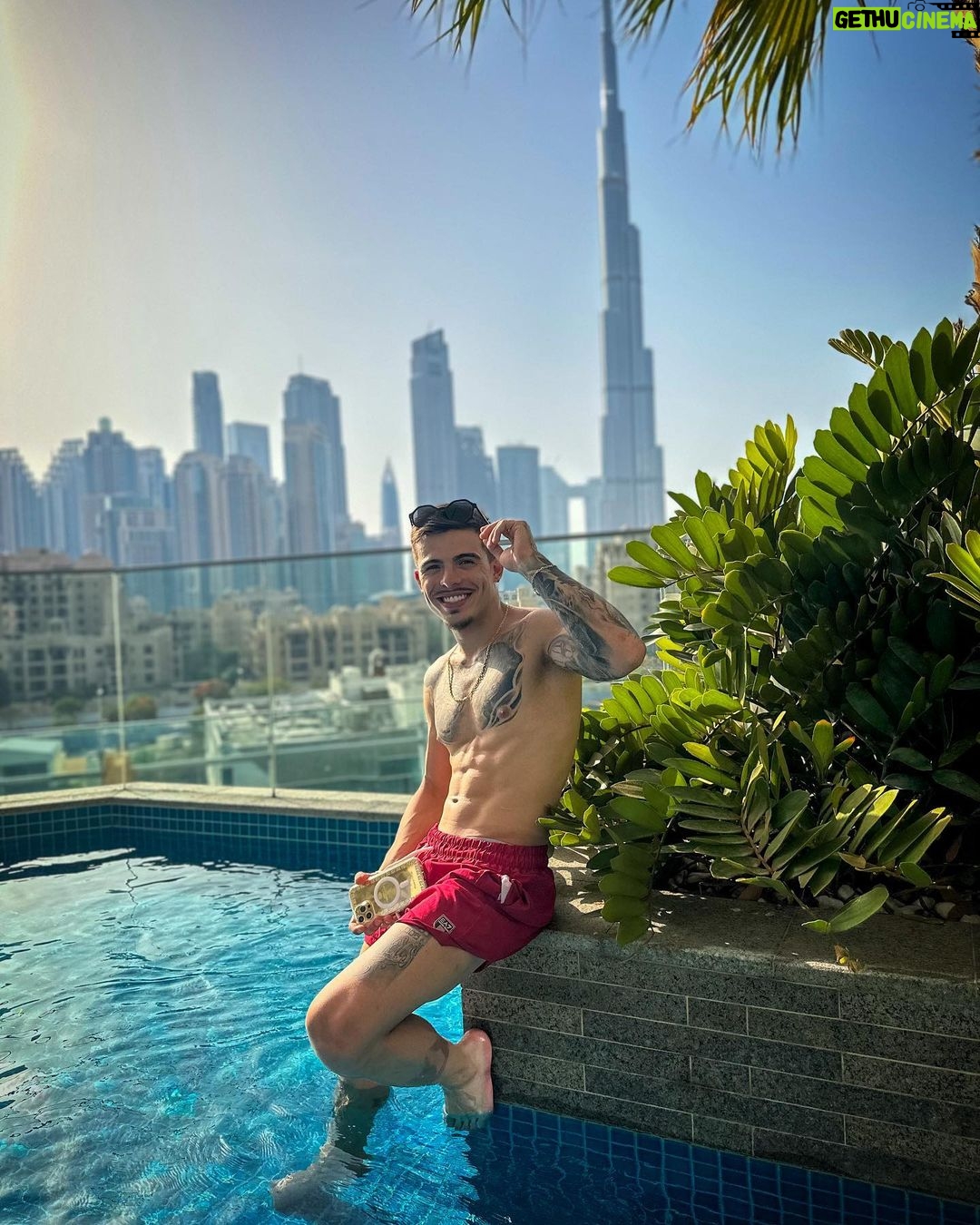 Thomaz Costa Instagram - Dizem que minha vida é um filme… 🇦🇪 Dubai UAE