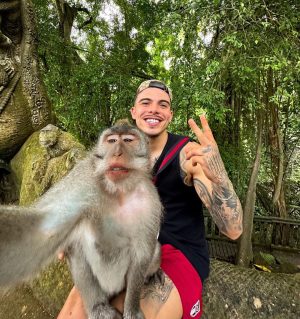 Thomaz Costa Instagram - Ele pediu pra tirar uma selfie… deu nisso aí 🐒🥰