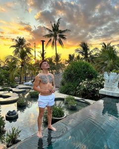 Thomaz Costa Instagram - 1 Elevo os meus olhos para os montes; de onde me vem o socorro? 2 O meu socorro vem do Senhor, que fez os céus e a terra. Bali, Indonesia