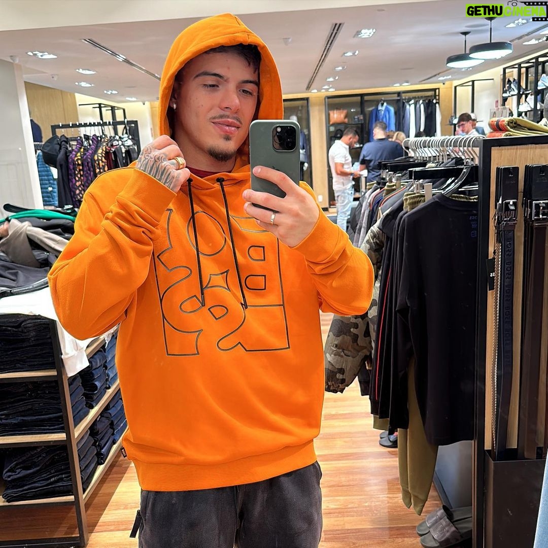 Thomaz Costa Instagram - To provando… qual?? Ajuda aí