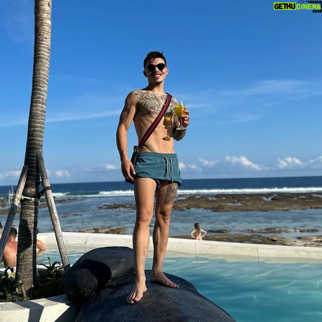 Thomaz Costa Instagram - Glow up 😍🔥 Foto 1 e 2 eu estava acabado 😔… Mentalmente, fisicamente, espiritualmente sem ligar para nada e nem ninguém, muito menos pra mim… mas EU decidi sair daquele cenário e tudo mudou… + 10kg 💪🧠 estou a cada dia buscando evoluir mais… estou só começando 😏