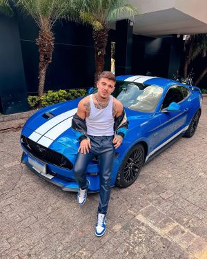 Thomaz Costa Instagram - E se não der certo?
A gente foge pra Miami
Muda de nome
Compra um Mustang
Parte pra outro rolê
Ou então vamos no mirante ali
Nós dois e a blunt
Que o importante vai acontecer
De qualquer jeito é eu e você 🐎