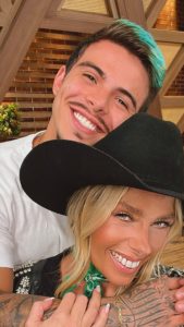Thomaz Costa Instagram - Quando o amor fala mais forte! Tudo de melhor pra vc aqui fora @thocostaoficial ♥️ #penaestrada #afazenda #peao #eliminacao