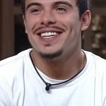 Thomaz Costa Instagram - É sobre entrar de cabeça naquele projeto que você sempre sonhou, sabe? Você teve a oportunidade e abraçou sem pensar duas vezes, só foi! ✨ Viver o sonho é tudo que queremos né? E assim foi, Thomaz viveu o sonho até aqui, brincou, sorriu, chorou, brigou, ficou feliz, triste, emocionado e também emocionou quem o assistia. Essa é a lembrança que queremos que vocês tenham dele, um homem que viveu tudo que tinha direito dentro da fazenda, enfrentou desafios, provas, brigas e votações… Ah, não podemos deixar de citar o grande estrategista que foi, já entrou jogando e querendo fazer @afazendarecord acontecer. Mas no meio do caminho toda essa força, vontade de jogar, se perdeu junto do que era um sonho… Não pelo programa, pois sempre foram maravilhosos com ele, mas por quem o acompanha na convivência, que é cheia de acusações, ameaças, piadinhas quando passa e humilhações no dia a dia e ao vivo. Na qual o abalou mentalmente e gerou inúmeras crises de ansiedade e falta de vontade de seguir jogando, além de ameaças já feitas e como se já não bastasse, ainda tiveram palavras de total repúdio sobre as crises de ansiedade, duvidando do mesmo e o incentivando a fazer coisas que prejudicando sua saúde por puro ódio do mesmo. Certas coisas não valem nossa saúde mental, a vontade de jogar é grande, mas o bem estar fala mais alto. Assim como nós, o Thomaz é eternamente grato pela oportunidade, o que ele sempre quis se realizou mas o prazo de validade está batendo na porta. Obrigado a todos que sempre apoiaram a participação dele e que em outra circunstância com certeza dariam tudo de si para fazê-lo ficar! Vocês são incríveis, lions! Mas agora, vem Tho! 💛✨ #ThoNaFazenda