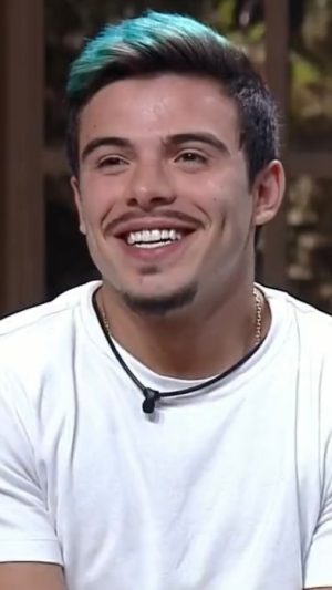 Thomaz Costa Instagram - É sobre entrar de cabeça naquele projeto que você sempre sonhou, sabe? Você teve a oportunidade e abraçou sem pensar duas vezes, só foi! ✨
Viver o sonho é tudo que queremos né? E assim foi, Thomaz viveu o sonho até aqui, brincou, sorriu, chorou, brigou, ficou feliz, triste, emocionado e também emocionou quem o assistia. 

Essa é a lembrança que queremos que vocês tenham dele, um homem que viveu tudo que tinha direito dentro da fazenda, enfrentou desafios, provas, brigas e votações… Ah, não podemos deixar de citar o grande estrategista que foi, já entrou jogando e querendo fazer @afazendarecord acontecer. 

Mas no meio do caminho toda essa força, vontade de jogar, se perdeu junto do que era um sonho… Não pelo programa, pois sempre foram maravilhosos com ele, mas por quem o acompanha na convivência, que é cheia de acusações, ameaças, piadinhas quando passa e humilhações no dia a dia e ao vivo. Na qual o abalou mentalmente e gerou inúmeras crises de ansiedade e falta de vontade de seguir jogando, além de ameaças já feitas e como se já não bastasse, ainda tiveram palavras de total repúdio sobre as crises de ansiedade, duvidando do mesmo e o incentivando a fazer coisas que prejudicando sua saúde por puro ódio do mesmo. Certas coisas não valem nossa saúde mental, a vontade de jogar é grande, mas o bem estar fala mais alto.

Assim como nós, o Thomaz é eternamente grato pela oportunidade, o que ele sempre quis se realizou mas o prazo de validade está batendo na porta. 
Obrigado a todos que sempre apoiaram a participação dele e que em outra circunstância com certeza dariam tudo de si para fazê-lo ficar! Vocês são incríveis, lions! 

Mas agora, vem Tho! 💛✨ #ThoNaFazenda