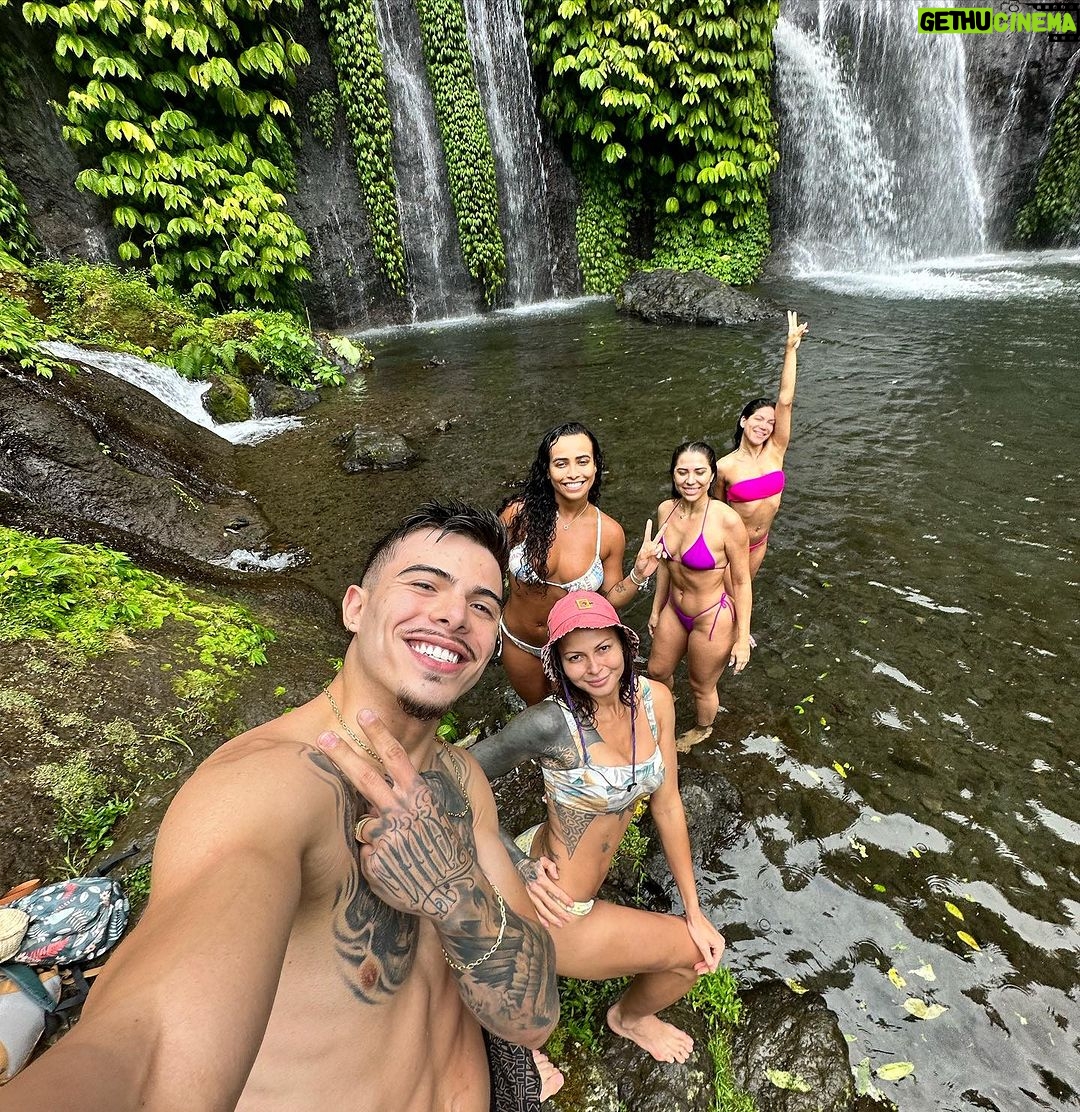 Thomaz Costa Instagram - Junho… mês do meu aniversário… 06/2023 foi o melhor mês da minha vida! Comecei em Bali, na Indonésia 🇮🇩 fui para Dubai 🇦🇪, voltei para o Brasil 🇧🇷 para comemorar meu aniversário… fui para Ibiza 🇪🇸 depois passei em Barcelona, também na 🇪🇸 fui com amigos até Andorra 🇦🇩 de moto… ainda deu mais uma passada em Ibiza… sou grato a Deus por cada minuto vivido, cada experiência, cada visual, cada risada, cada pessoa que eu conheci… foi o melhor mês da minha vida 😍 Em Vários Lugares