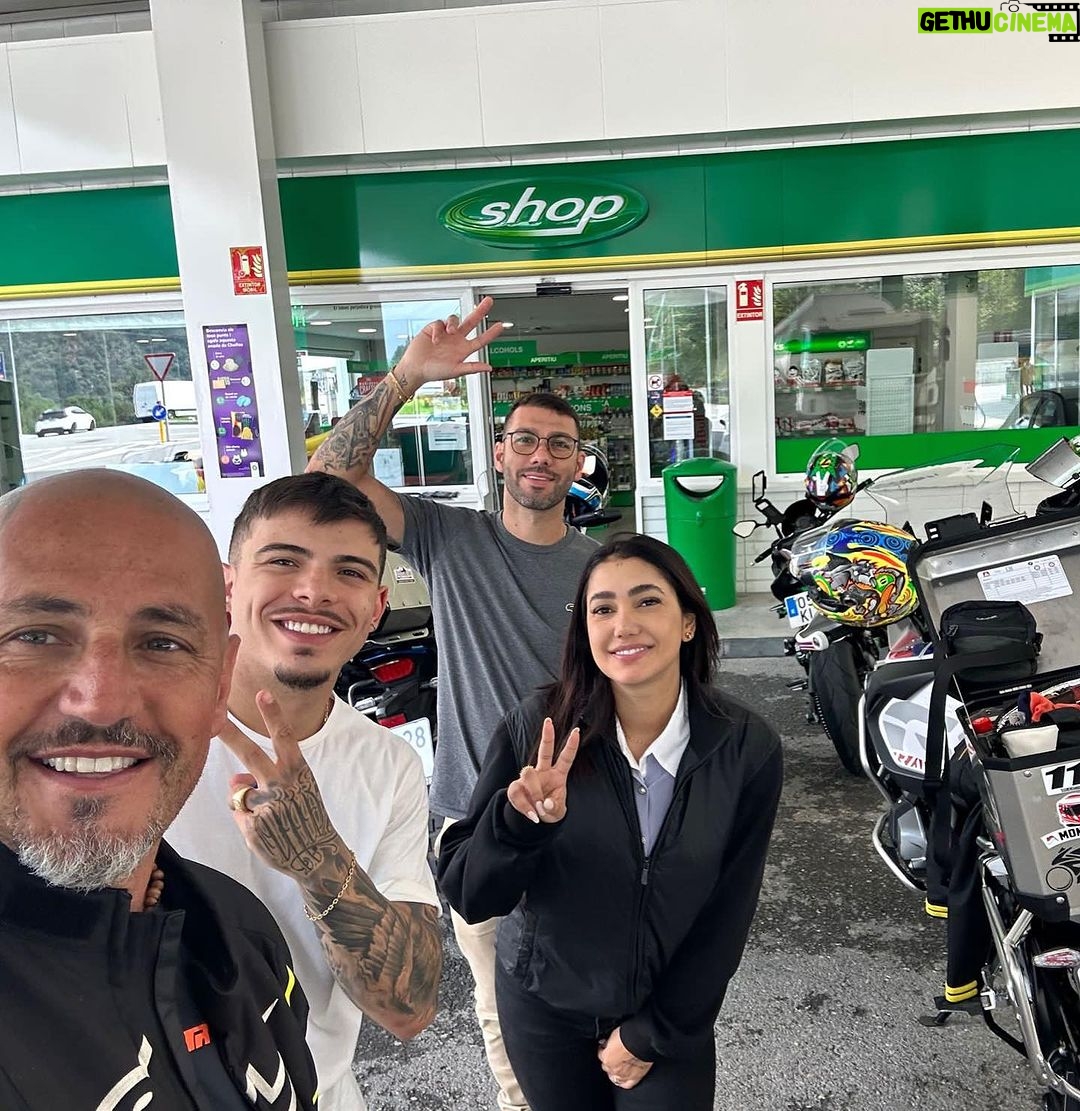 Thomaz Costa Instagram - Junho… mês do meu aniversário… 06/2023 foi o melhor mês da minha vida! Comecei em Bali, na Indonésia 🇮🇩 fui para Dubai 🇦🇪, voltei para o Brasil 🇧🇷 para comemorar meu aniversário… fui para Ibiza 🇪🇸 depois passei em Barcelona, também na 🇪🇸 fui com amigos até Andorra 🇦🇩 de moto… ainda deu mais uma passada em Ibiza… sou grato a Deus por cada minuto vivido, cada experiência, cada visual, cada risada, cada pessoa que eu conheci… foi o melhor mês da minha vida 😍 Em Vários Lugares
