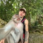 Thomaz Costa Instagram - Ele pediu pra tirar uma selfie… deu nisso aí 🐒🥰 Monkey Forest, Ubud, Bali