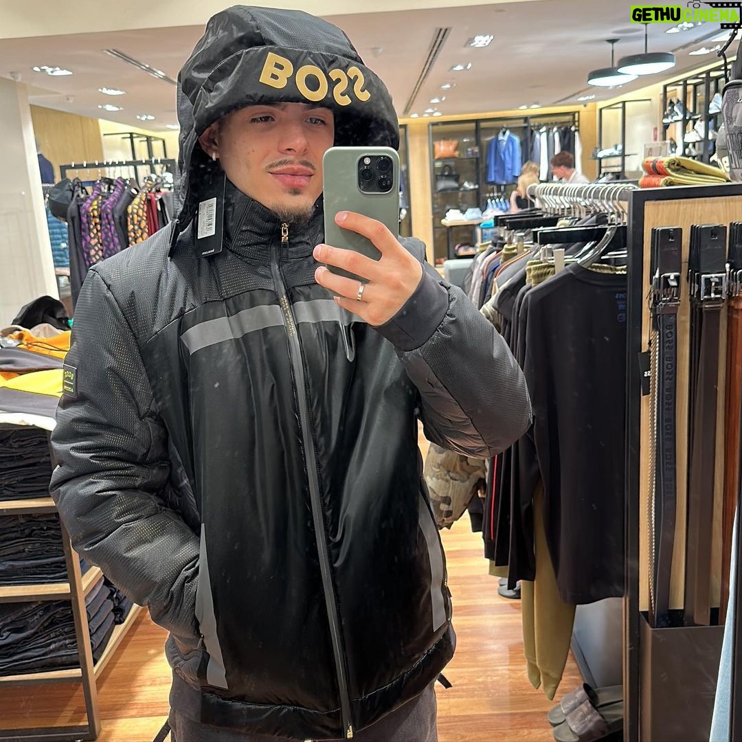 Thomaz Costa Instagram - To provando… qual?? Ajuda aí