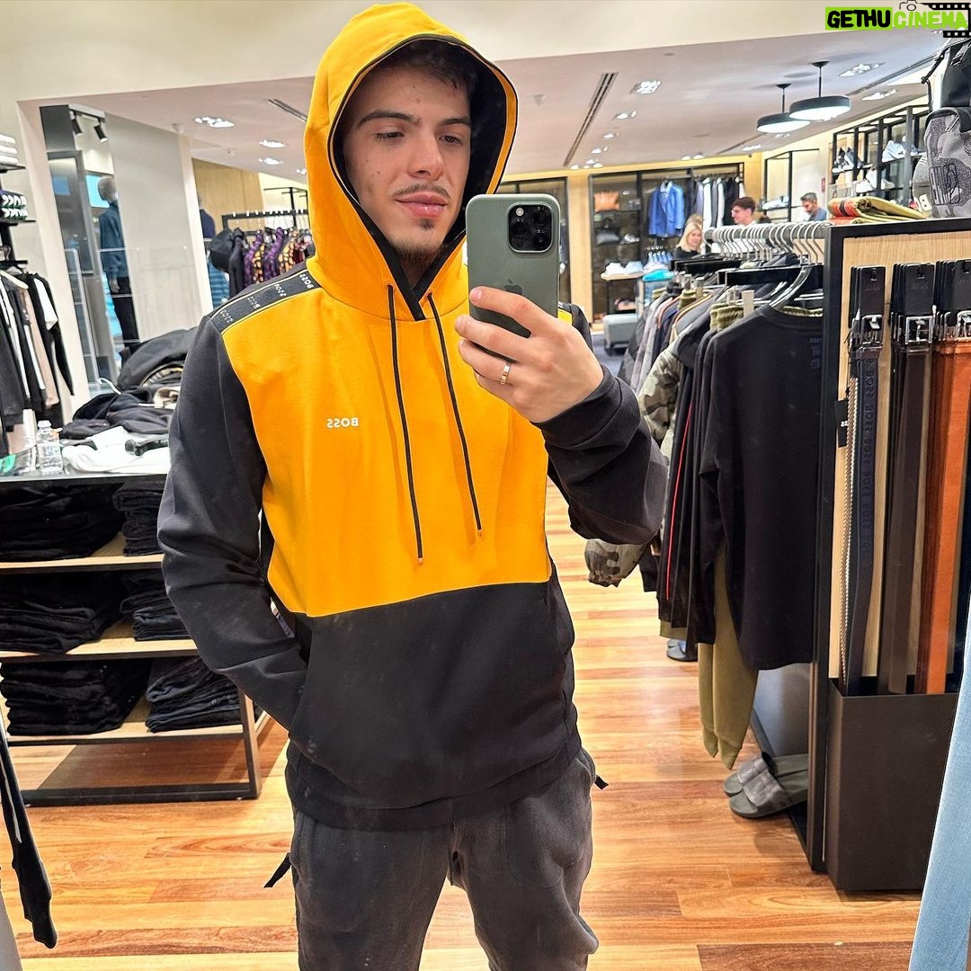 Thomaz Costa Instagram - To provando… qual?? Ajuda aí