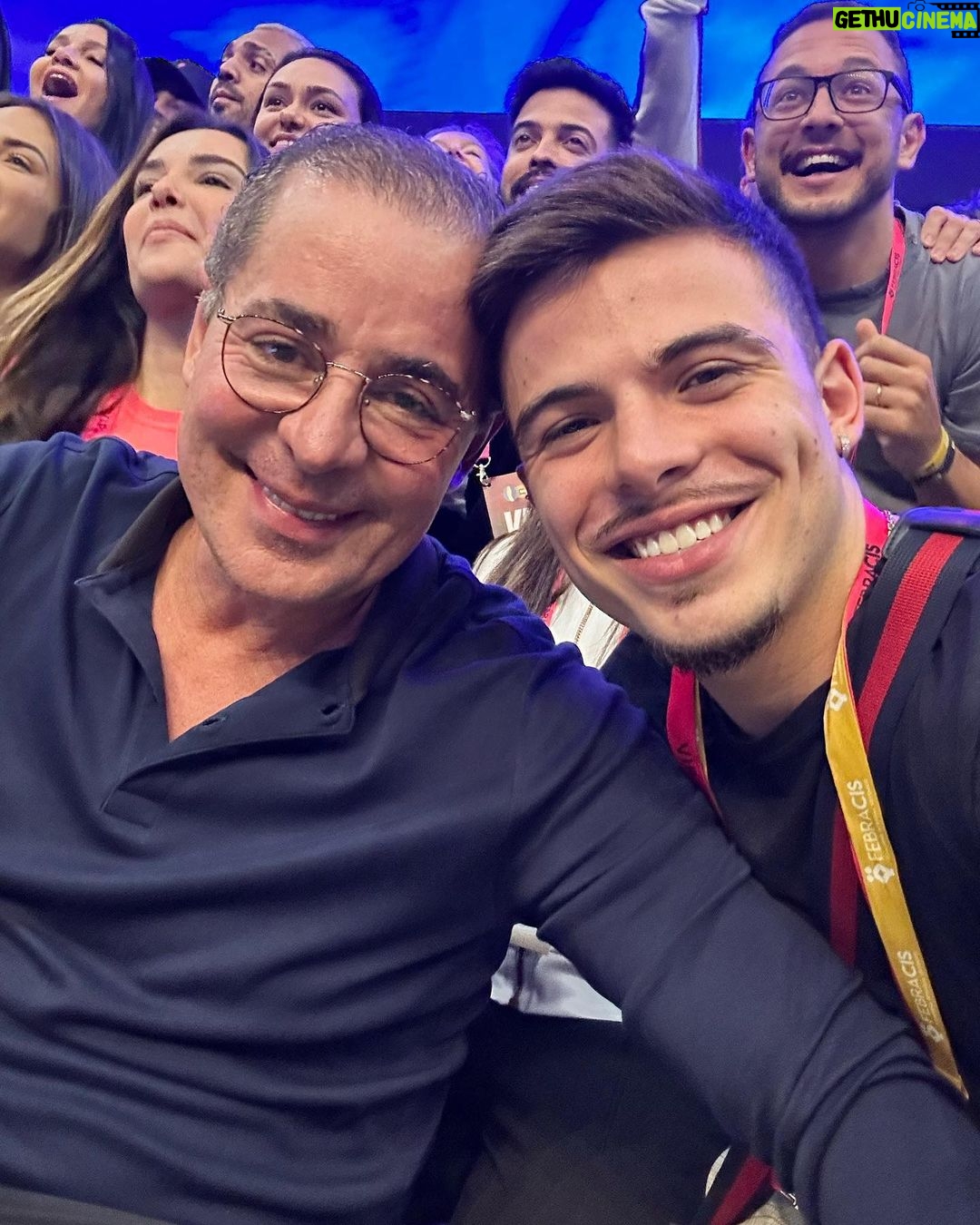 Thomaz Costa Instagram - Último dia de @metodocisoficial 4/4 de uma experiência extraordinária que só quem vive sabe! 🙏🏼 respondendo já o que é… E é o maior treinamento de inteligência emocional do mundo onde nós aprendemos a controlar a nossa mente e transformar nossa vida a partir de pequenas ações diárias! VALE A PENA! Está só começando 🔥 São Paulo Expo