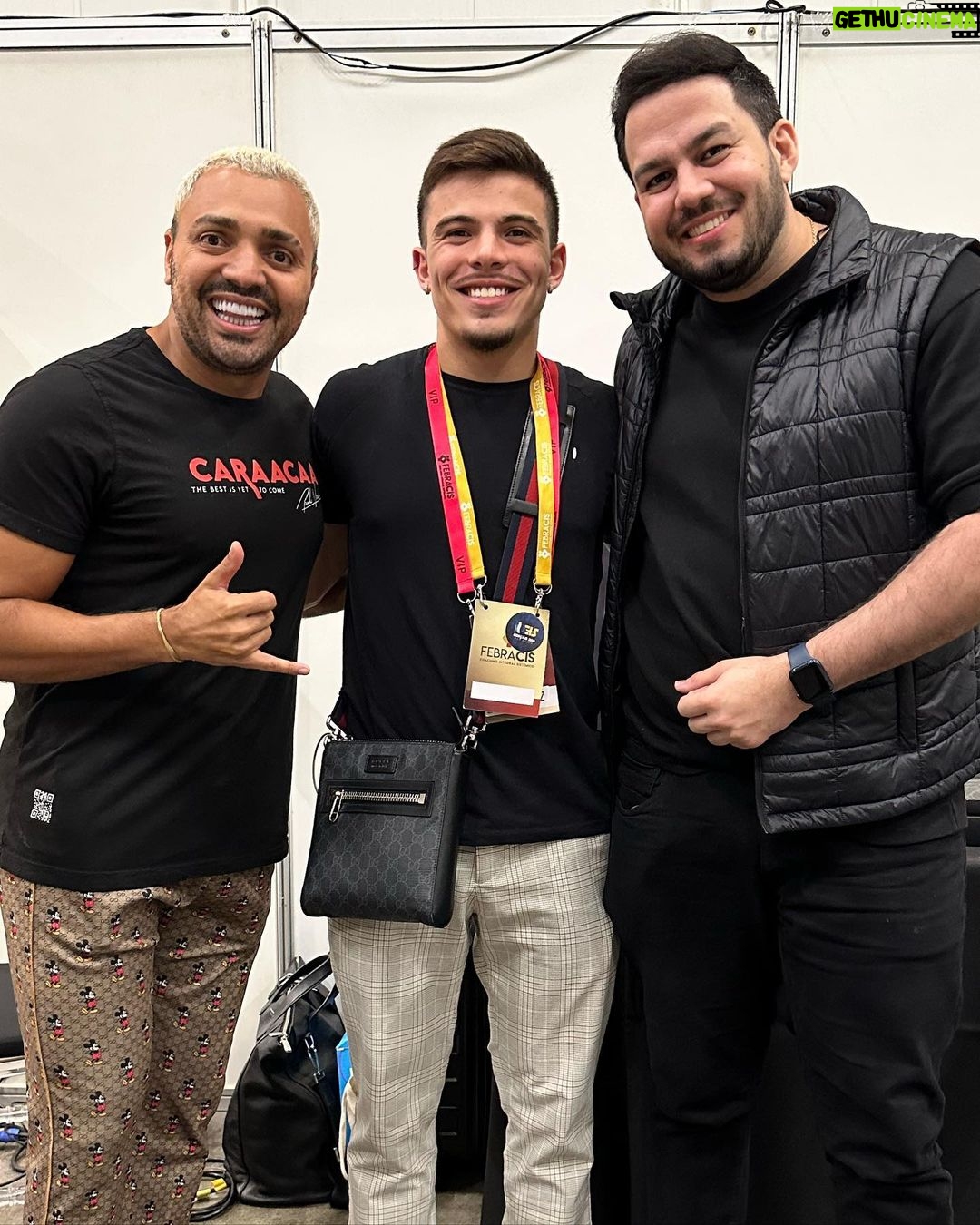 Thomaz Costa Instagram - Último dia de @metodocisoficial 4/4 de uma experiência extraordinária que só quem vive sabe! 🙏🏼 respondendo já o que é… E é o maior treinamento de inteligência emocional do mundo onde nós aprendemos a controlar a nossa mente e transformar nossa vida a partir de pequenas ações diárias! VALE A PENA! Está só começando 🔥 São Paulo Expo
