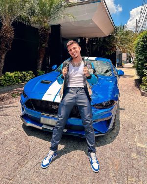 Thomaz Costa Instagram - E se não der certo?
A gente foge pra Miami
Muda de nome
Compra um Mustang
Parte pra outro rolê
Ou então vamos no mirante ali
Nós dois e a blunt
Que o importante vai acontecer
De qualquer jeito é eu e você 🐎